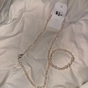 Freshwater pearl necklace & bracelet